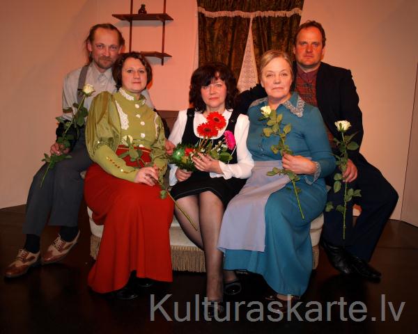Teātra studijas dalībnieki ar vadītāju pēc izrādes "Grūts uzdevums", 2012.g. marts